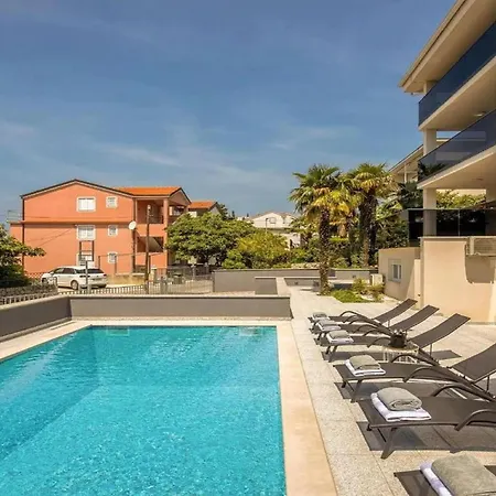 Adorable With Balcony And Swimming Pool 公寓