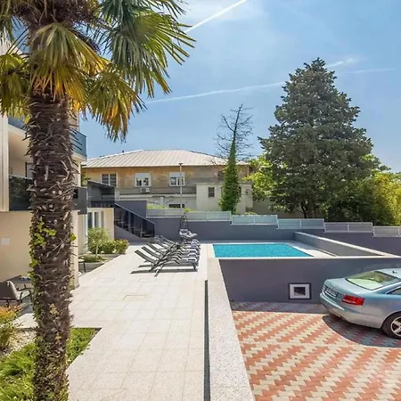 Apartman Adorable With Balcony And Swimming Pool