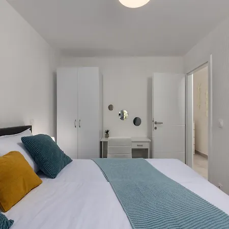 Adorable With Balcony And Swimming Pool Apartman